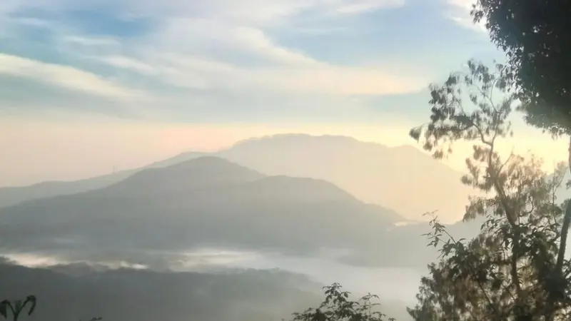 Pemandangan dari atas puncak Gunung Sanghyang di Bali