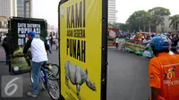 Aktivis mengendarai sepeda mensosialisasikan Hari Badak Sedunia, Jakarta, Minggu (27/9/2015). Kampanye dilakukan untuk penyadartahuan dan penyelematan Badak Sumatera dan Badak Jawa yang populasinya tiap tahun makin berkurang. (Liputan6.com/Faizal Fanani)
