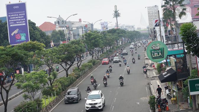 Kendaraan melintas di Jalan Margonda Raya, Depok, Jawa Barat, Rabu (21/10/2020). Satlantas Polrestro Kota Depok menguji coba sistem tilang elektronik bagi pengendara mobil dan motor yang rencananya akan diberlakukan pada 1 November 2020 mendatang. (Liputan6.com/Immanuel Antonius)