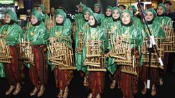 Penampilan musisi dengan menggunakan alat musik angklung saat menyambut kedatangan legenda Barcelona, Carles Puyol di Jakarta, Senin (11/3). Jumpa fans ini dalam rangka UEFA Champions League Trophy Tour di Indonesia. (Bola.com/Vitalis Yogi Trisna)