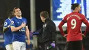 Pemain Everton, Seamus Coleman (2 kiri) terlihat kesakitan usai bertabrakan dengan Zlatan Ibrahimovic pada laga Premier League di Goodison Park, Liverpool, (04/12/2016). MU bermain imbang 1-1 lawan Everton. (AFP/Paul Ellis)
