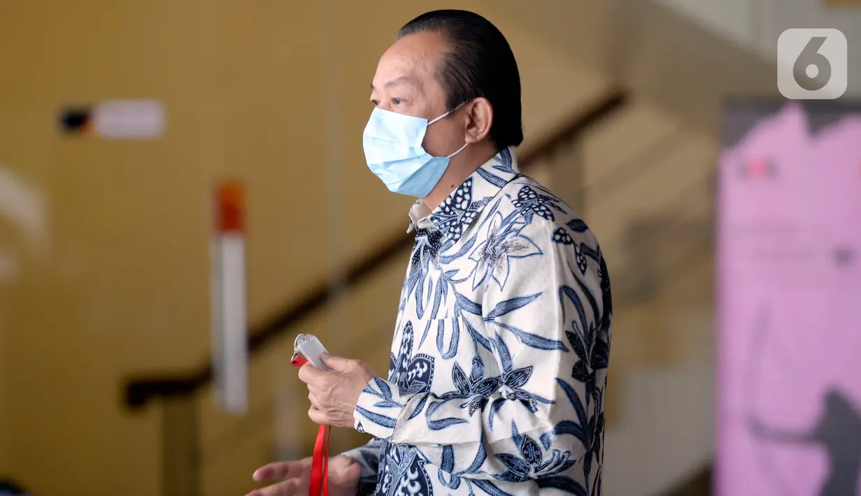 Advokat, Hardja Karsana Kosasih menunggu akan menjalani pemeriksaan di Gedung KPK, Jakarta, Rabu (20/5/2020). Hardja diperiksa sebagai saksi untuk menelusuri aset-aset tersangka mantan Sekretaris Mahkamah Agung (MA), Nurhadi. (merdeka.com/Dwi Narwoko)
