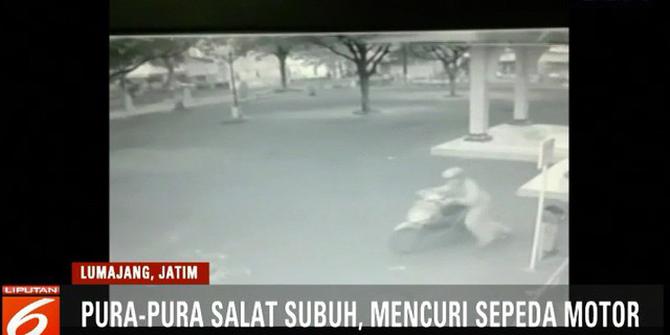 Detik-Detik Aksi Pelaku Pencurian Sepeda Motor di Masjid Terekam CCTV