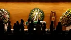 Sejumlah pelayat berbincang didekat jenazah mantan pemain sepak bola Brasil, Carlos Alberto yang sedang disemayamkan di di Konfederasi Sepakbola Brasil (CBF) di Rio de Janeiro, Brasil (25/10). (Reuters/ Ricardo Moraes)