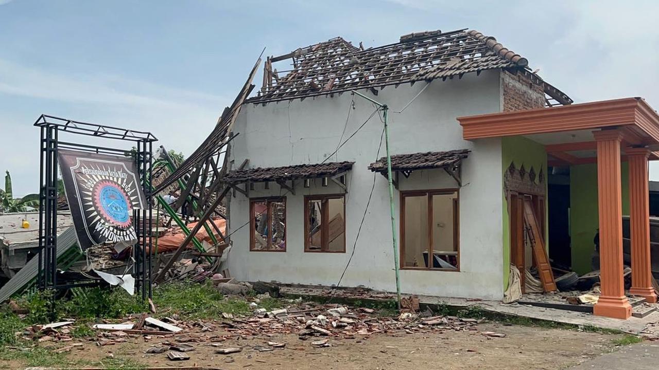 FOTO: Dahsyatnya Ledakan Rumah Polisi di Mojokerto, Bangunan Luluh Lantak dan Dua Orang Tewas