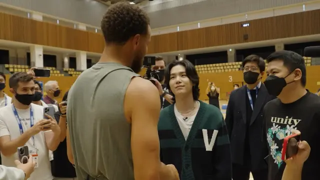 Stephen Curry dan Suga BTS. (Foto: Tangkapan Layar YouTube/ Golden State Warriors)