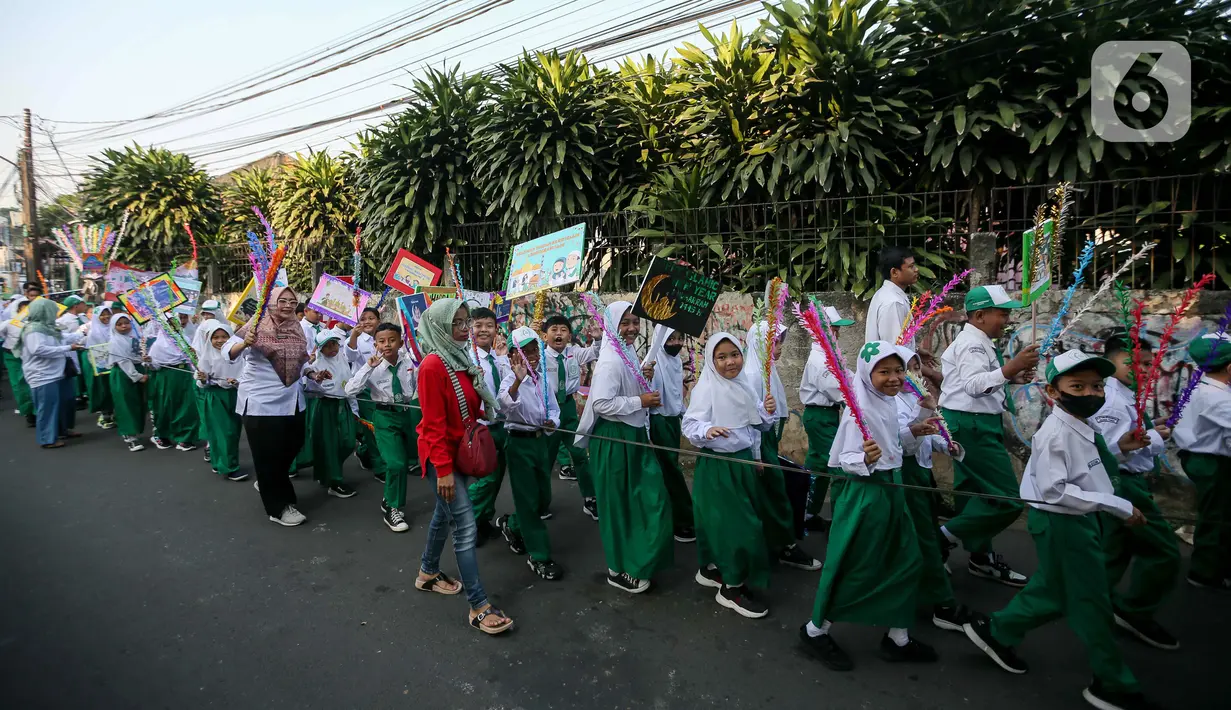 <p>Sejumlah siswa-siswi MI/MTS Tarbiyatul Diniyah mengikuti pawai menyambut Tahun Baru Islam 1 Muharram 1445 Hijriah di Jakarta, Selasa (18/7/2023). Pawai tersebut untuk menyambut Tahun Baru Islam 1 Muharram 1445 Hijriah yang jatuh pada 19 Juli 2023 sekaligus memperkenalkan tahun Hijriah kepada pelajar. (Liputan6.com/Faizal Fanani)</p>