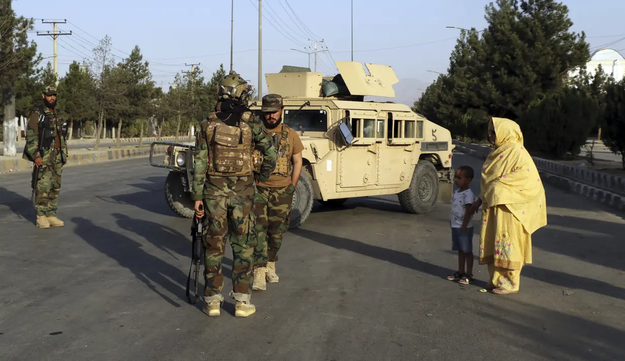 Pasukan Taliban berjaga di pos pemeriksaan dekat gerbang Bandara Internasional Hamid Karzai, Kabul, Afghanistan, Sabtu (28/8/2021). Taliban menutup akses menuju Bandara Kabul bagi sebagian besar calon pengungsi untuk mencegah kerumunan setelah serangan bom bunuh diri. (AP Photo/Wali Sabawoon)