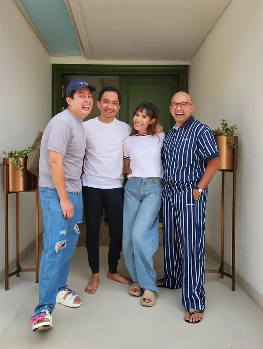 <p>Ayu Dewi merayakan hari lahirnya dengan salat tahajud di sepertiga malam, bersama Sang Pencipta. "Bismillah..Seneng banget hari..ini bisa dari sepertiga malem udah Me Time sama Yang Punya Aku sampe bisa bareng keluarga😍 trus di sepraisin sama bebebbebeb ceria," tulis Ayu Dewi. [Instagram/iwetramadhan]</p>