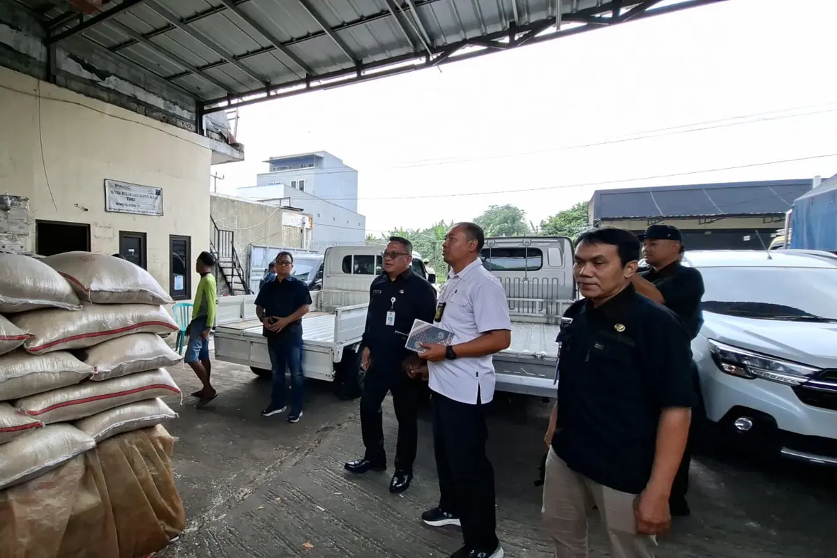 Satgas Pangan Polres Metro Depok saat sidak ke gudang distributor beras di wilayah Depok (Liputan6.com/Dicky Agung Prihanto)