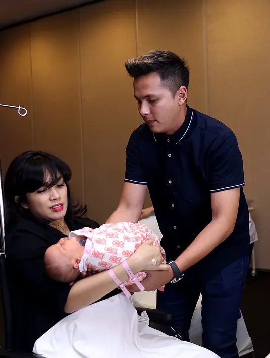 Ussy menambahkan, sejak Sabtu, 4 Maret jam 08.00 WIB masuk rumah sakit. Ia langsung di induksi, dan mulai merasakan sakit. Dalam kondisi bukaan empat, ia lantas disuruh menunggu hingga malam oleh dokter. (Nurwahyunan/Bintang.com)