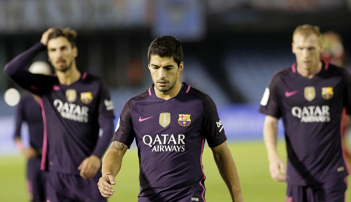Penyerang Barcelona, Luis Suarez, dan rekan-rekannya tampak kecewa usai takluk dari Celta Vigo pada laga La Liga di Stadion Balaidos, Vigo, Minggu (2/10/2016). Barcelona kalah 3-4 dari Celta Vigo. (EPA/Lavandeira Jr)