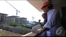 Jokowi menyusuri lantai dua rusunawa tersebut. Ia ingin memastikan bahwa pembangan rusun ini telah berjalan dengan baik, Jakarta Utara, Senin (4/8/2014) (Liputan6.com/Herman Zakharia)