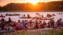 Para penonton menikmati konser musik Laivā dari atas perahu di Danau Juglas, Riga, Latvia, 14 Agustus 2021. Hanya warga yang sudah divaksin COVID-19 yang diizinkan menonton konser dari darat. (Gints Ivuskans/AFP)