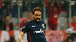 Bek Atletico Madrid, Juanfran berusaha membawa bola dari kawalan bek Muenchen, David Alaba di semifinal Liga Champions di Allianz Arena (4/5). Meski kalah 2-1 dari Munchen, Atletico melaju ke final dengan aggregat gol tandang. (Reuters/Kai Pfaffenbach)