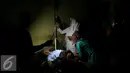 Seorang perawat tengah mengecek kondisi pasien korban gempa bumi di RSUD Pidie Jaya, Aceh, Kamis (8/12). Meskipun wilayah tersebut dilanda pemadaman listrik namun pihak RSUD tetap melakukan penanganan untuk para korban bencana.(Liputan6.com/Angga Yuniar)