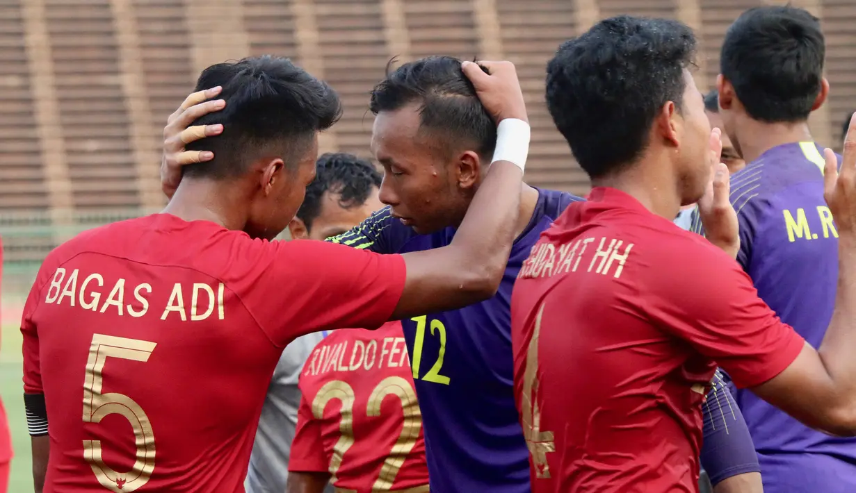 Kiper Timnas Indonesia U-22, Awan Setho, merayakan kemenangan bersama Bagas Adi pada laga Piala AFF U-22 2019 di Olympic Stadium, Phnom Penh, Kamboja, Minggu (24/2/2019). Indonesia menang 1-0 atas Vietnam. (Bola.com/Zulfirdaus Harahap)