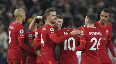 Penyerang Liverpool, Sadio Mane (tengah) merayakan golnya bersama rekan satu timnya ke gawang Leeds United selama pertandingan lanjutan Liga Inggris di stadion Anfield di Liverpool, Inggris, Kamis (24/2/2022). Mane mencetak dua gol dan Liverpool menang telak atas Leeds United 6-0.  (AP Photo/Jon Sup