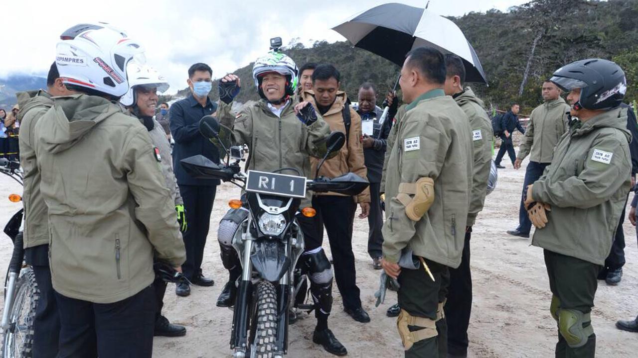 20170510-Aksi Jokowi Naik Motor Trail-Pool