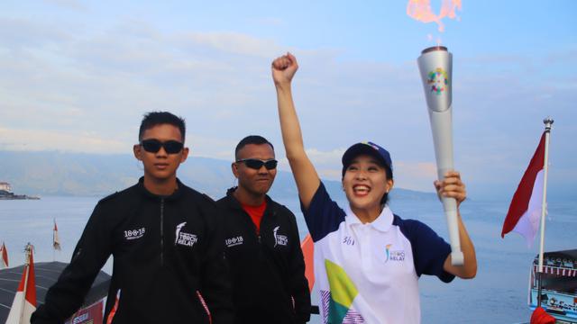 Obor Asian Games 2018 dibawa mengarungi Danau Toba