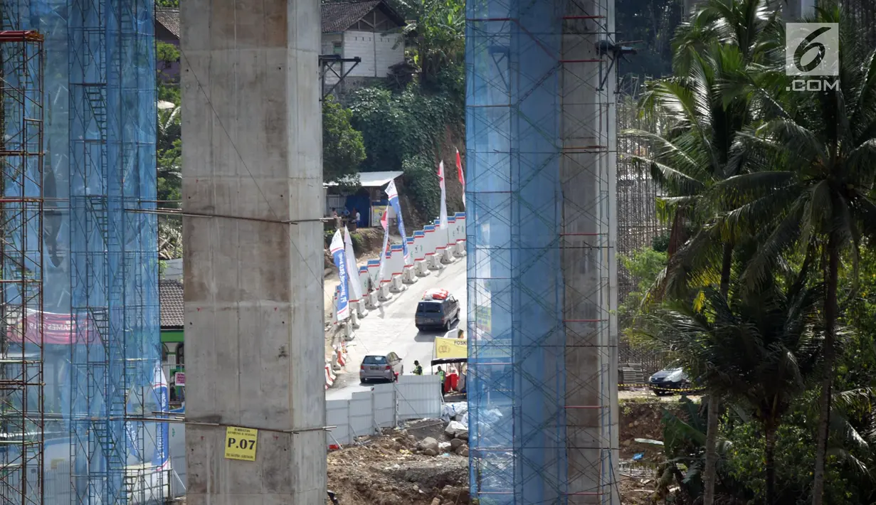 Pemandangan saat kendaraan melintasi Tanjakan Kali Kenteng di jalan tol fungsional Salatiga-Boyolali, Jawa Tengah, Senin (18/6). Pengelola akan membuka jalan tol fungsional ini hingga 24 Juni 2018. (Liputan6.com/Gholib)