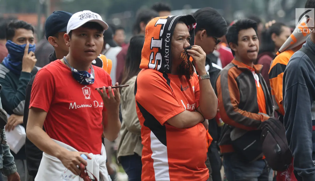 Suporter tim Persija mengantre menukarkan voucher on-line dengan tiket masuk Stadion GBK di Lapangan Blok S, Jakarta, Minggu (9/12). Mereka akan menyaksikan laga penentuan gelar juara Persija di Liga 1 Indonesia 2018. (Liputan6.com/Helmi Fithriansyah)