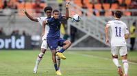 Pemain Timnas Prancis U-17, Yanis Issoufou (depan) berusaha mengontrol bola di depan seorang pemain Timnas Amerika Serikat U-17 pada laga ketiga Grup E Piala Dunia U-17 2023 di Jakarta International Stadium, Jakarta Utara, Sabtu (18/11/2023). (Bola.com/Bagaskara Lazuardi)