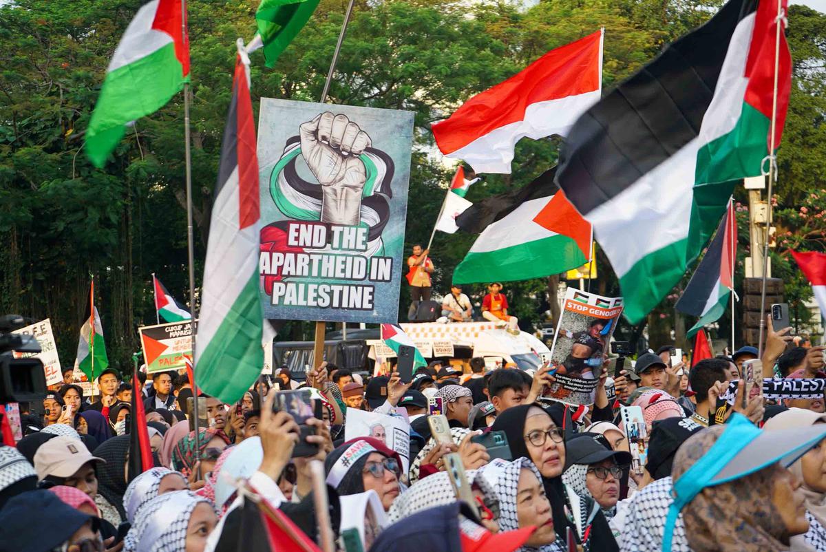 FOTO: Dua Tahun Genosida di Gaza, Massa Kepung Kedubes AS Serukan Akhiri Blokade Palestina