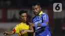 Bek Persib, Ardi Idrus (kanan) berebut bola dengan pemain Bhayangkara FC pada lanjutan Shopee Liga 1 Indonesia di Stadion PTIK, Jakarta, Rabu (23/10/2019). Laga kedua tim berakhir imbang 0-0. (Liputan6.com/Helmi Fithriansyah)