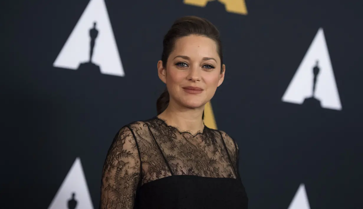 Marion Cotillard dituduh sebagai wanita yang menghancurkan rumah tangga Brad Pitt dan Angelina Jolie. Merasa tidak terima, Marion pun akhirnya memberikan tanggapan. Meskipun ia tidak ingin bicara secara personal. (AFP/Bintang.com)