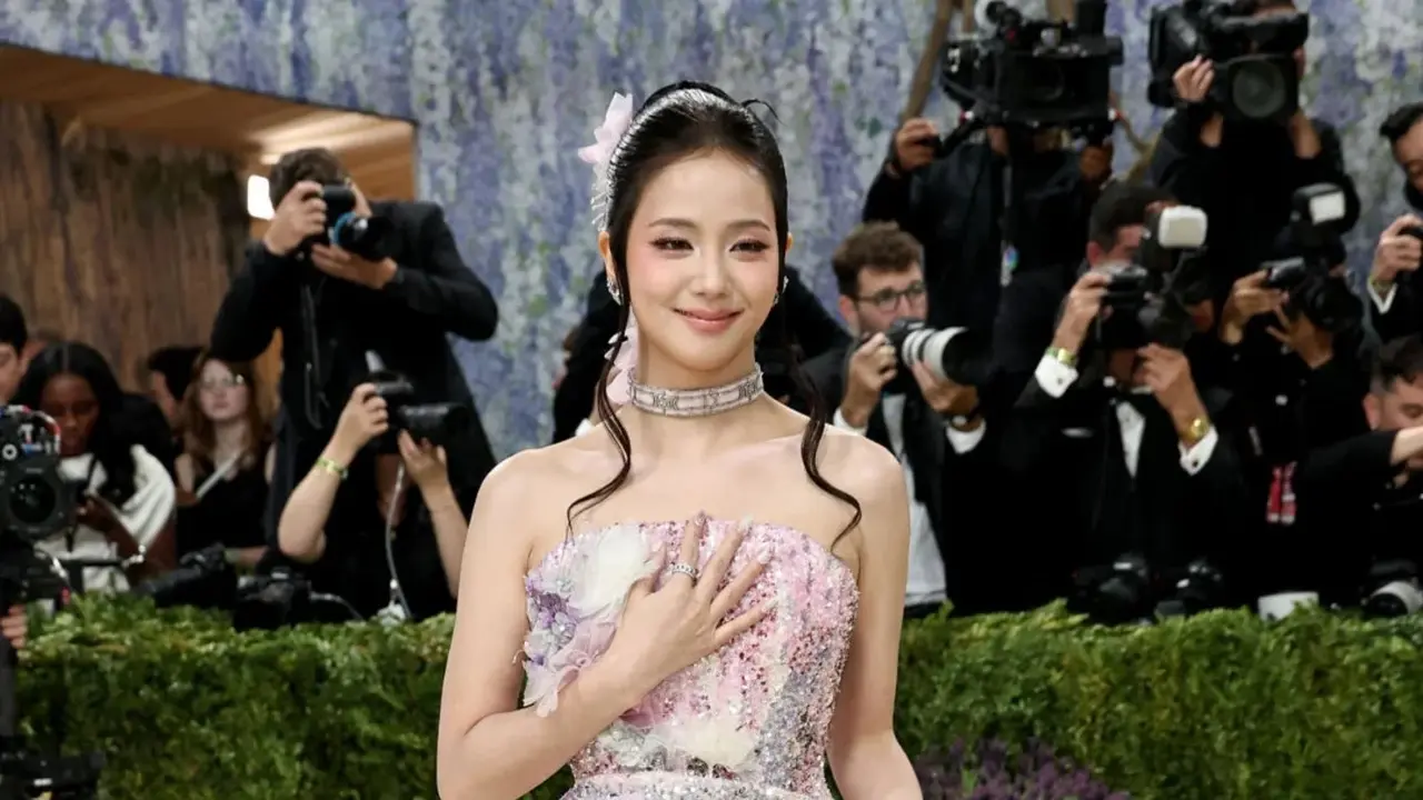 Debut Manis Jisoo di Met Gala 2026, Tampil Serba Pink Bak Putri Dior yang Berkilau