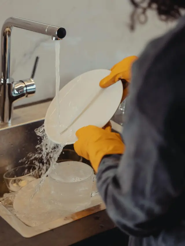 Peralatan Makan Bau Amis Bekas Sajian Idul Adha? Begini Trik Mencuci yang Tepat agar Bersih Maksimal