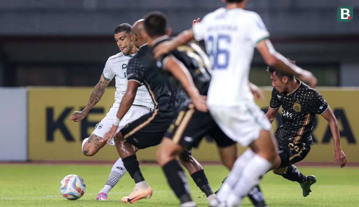 <p>Pemain Persib Bandung, Ciro Henrique (kiri) berusaha mencetak gol ke gawang Bhayangkara FC pada laga lanjutan BRI Liga 1 2023/2024 antara Bhayangkara FC melawan Persib Bandung di Stadion Patriot Candrabhaga, Bekasi, Sabtu (23/09/2023). (Bola.com/Bagaskara Lazuardi)</p>