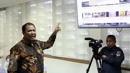 Pimpinan Bawaslu, Nasrullah menunjukkan live streaming Bawaslu TV pada peluncuran di Gedung Bawaslu Jakarta, Senin (13/2). Bawaslu TV nantinya mengupdate informasi terkait Pilkada serentak 2017 serta Pilpres 2019 mendatang. (Liputan6.com/Faizal Fanani)