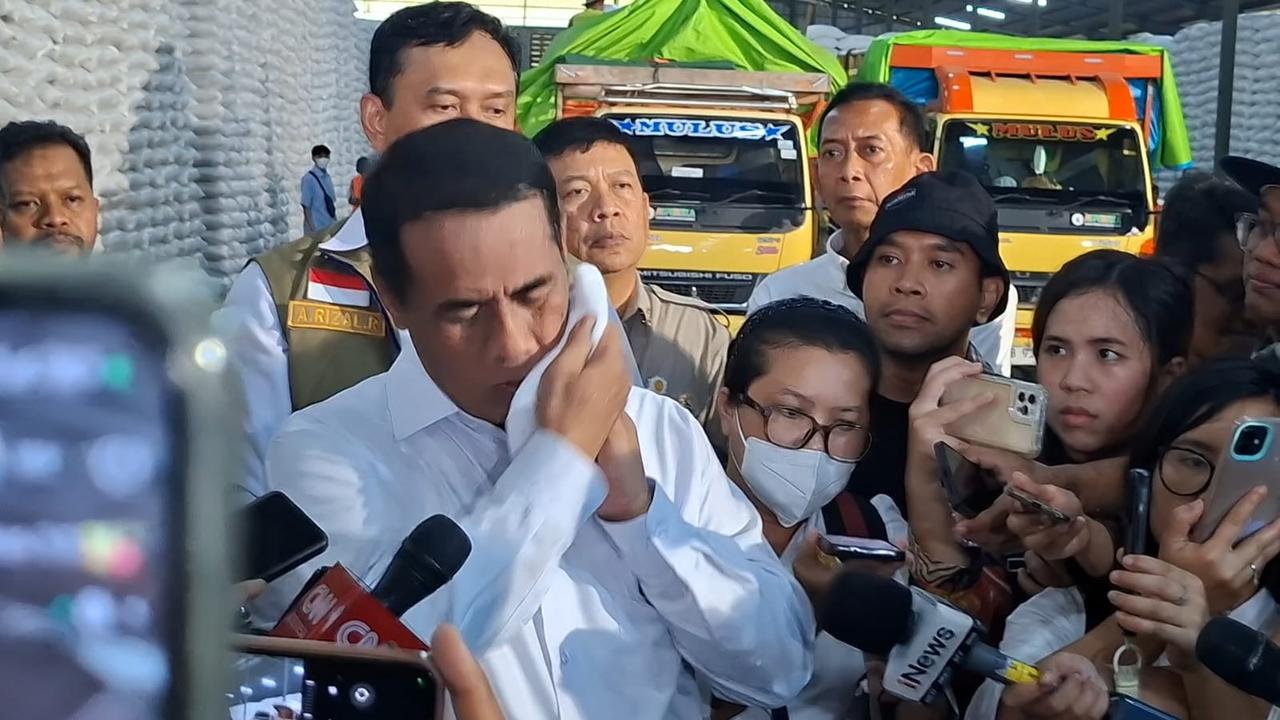 Seka Peluh Amran Sulaiman: Cerita di Balik Handuk Putih dan Rekor 5 Juta Ton Beras