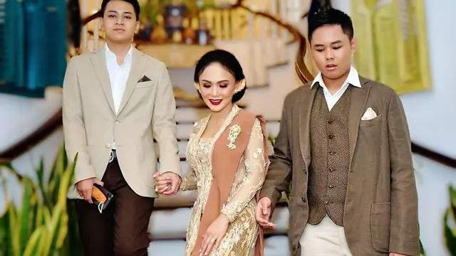 [Fimela] Potret kebersamaan Yuni Shara dan Cavin Obrient Salomo Siahaan