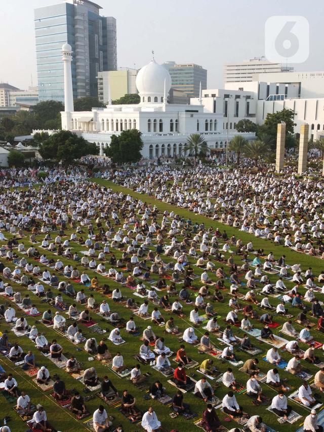 Ribuan Umat Muslim Sholat Idul Fitri 1442 H di Lapangan Masjid Al Azhar