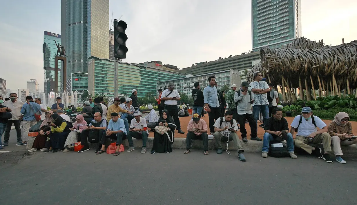 Massa Gerakan Nasional Kedaulatan Rakyat saat unjuk rasa di kawasan Bundaran HI, Jakarta, Selasa (21/5/2019). Dalam aksinya, mereka Bawaslu memeriksa hasil Pemilu 2019 yang dinilai banyak terdaopat kecurangan. (Liputan6.com/Herman Zakharia)