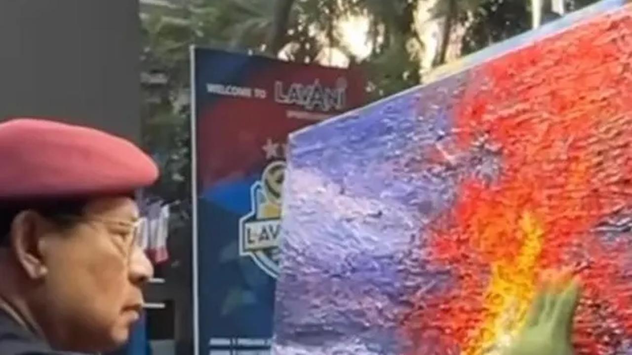 Estetik! Lihainya SBY Berbaret Merah Melukis Gunung Meletus Pakai Jari
