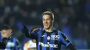 Gelandang Atalanta, Mario Pasalic melakukan selebrasi usai mencetak gol ke gawang Venezia pada pertandingan lanjutan Liga Serie A Italia di Stadion Gewis di Bergamo, Italia, Selasa (30/11/2021). Pasalic mencetak tiga gol dan mengantar Atalanta menang atas Venezia 4-0. (Spada/LaPresse via AP)