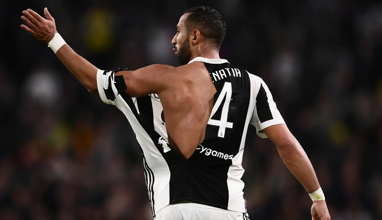 Baju pemain Juventus, Mehdi Amine Benatia sobek akibat duel kontra Atalanta pada lanjutan Serie A di Allianz Stadium, Turin, (14/3/2018). Juventus menang 2-0. (AFP/Marco Bertorello)