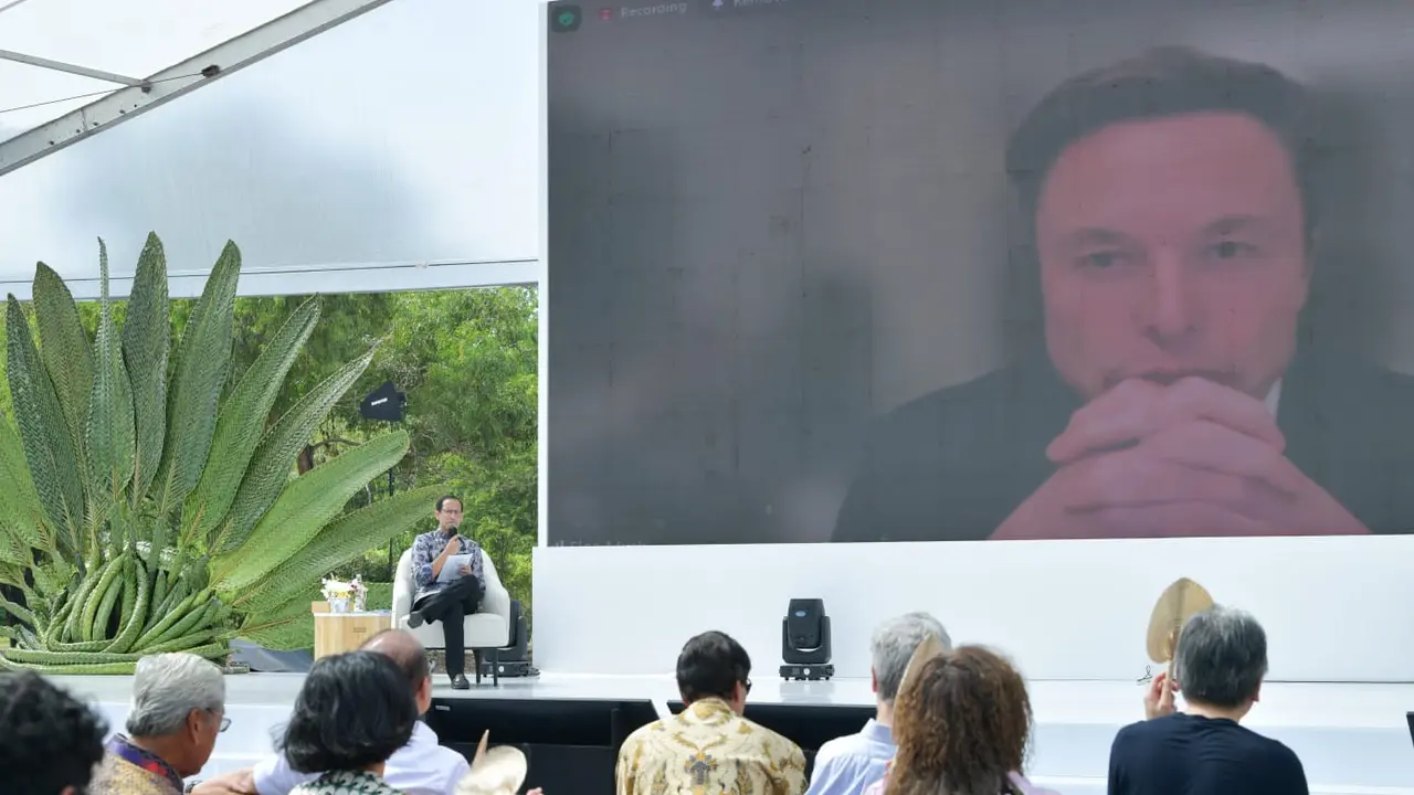 Elon Musk (kanan) bersama Mendikbudristekdikti Nadiem Makarim dalam dialog Intergenerational Dialogue for Our Emerging Future di Bali, Senin (14/11/2022) (Dok. Kemendikbudristek)