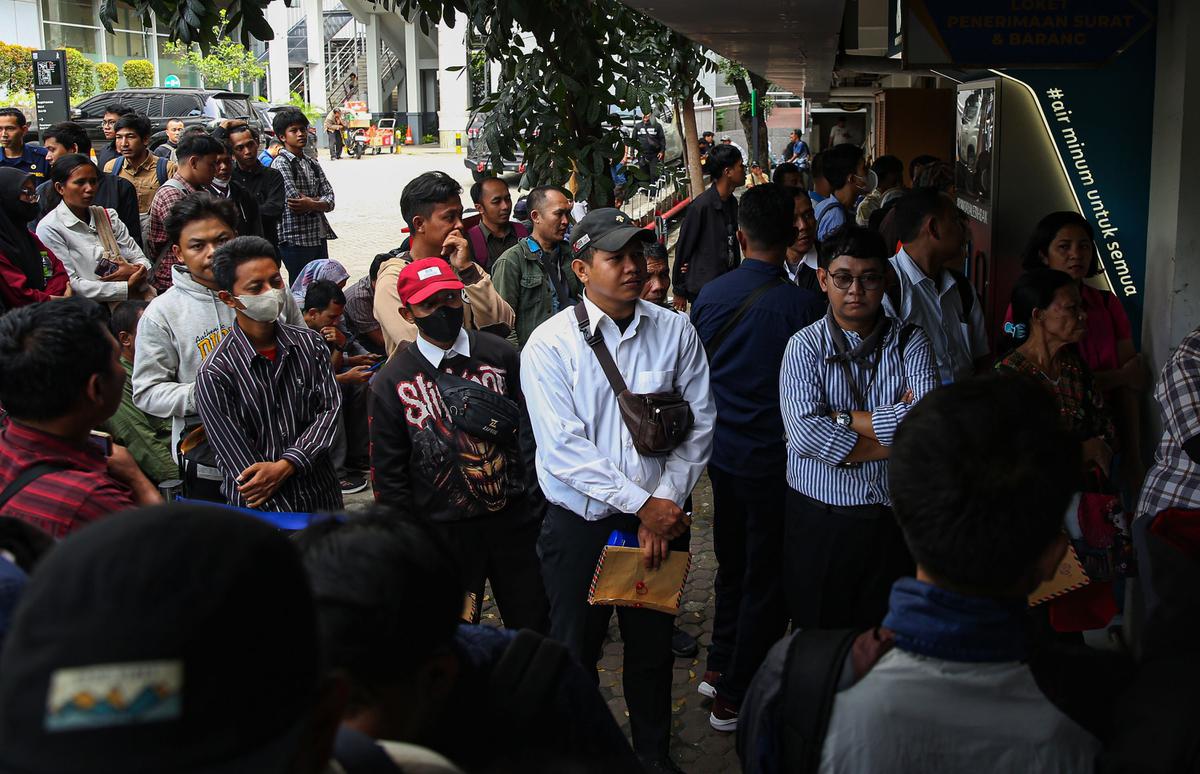 Ratusan orang melamar sebagai pasukan oranye di Balai Kota DKI Jakarta