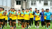 Para pemain Arema melakoni pra latihan bersama jajaran pelatih baru untuk menghadapi kompetisi musim depan. (Bola.com/Iwan Setiawan)