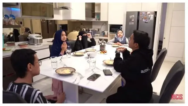 6 Momen Seru Ria Ricis Sahur Bareng Taqy Malik dan Adiknya