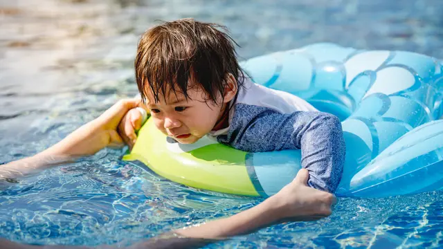 anak berenang