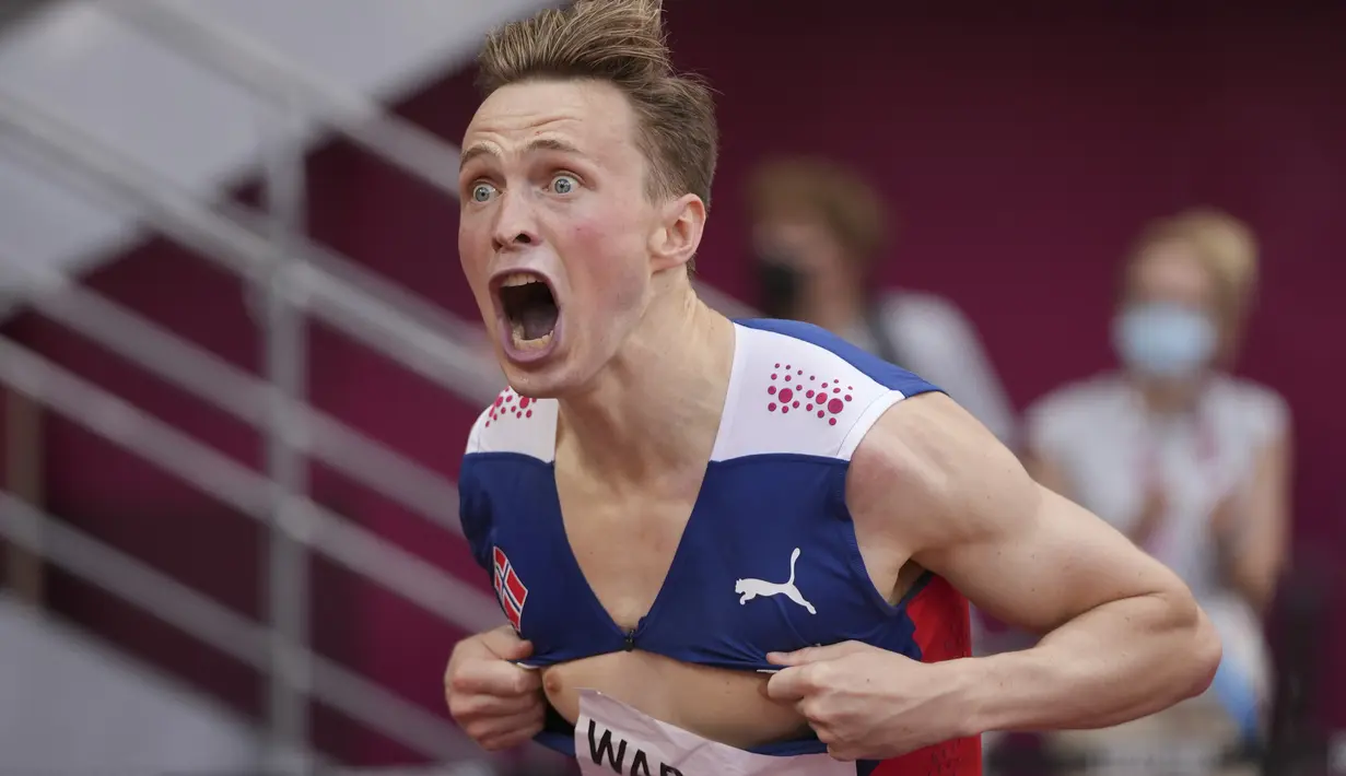 Ekspresi atlet Norwegia Karsten Warholm merayakan kemenangannya pada final lari gawang 400m putra Olimpiade Tokyo 2020 di Olympic Stadium, Selasa (3/8/2021). Warholm sukses memecahkan rekor dunia lari gawang 400 meter putra dengan catatan waktu 45,95 detik. (AP Photo/David J. Phillip)