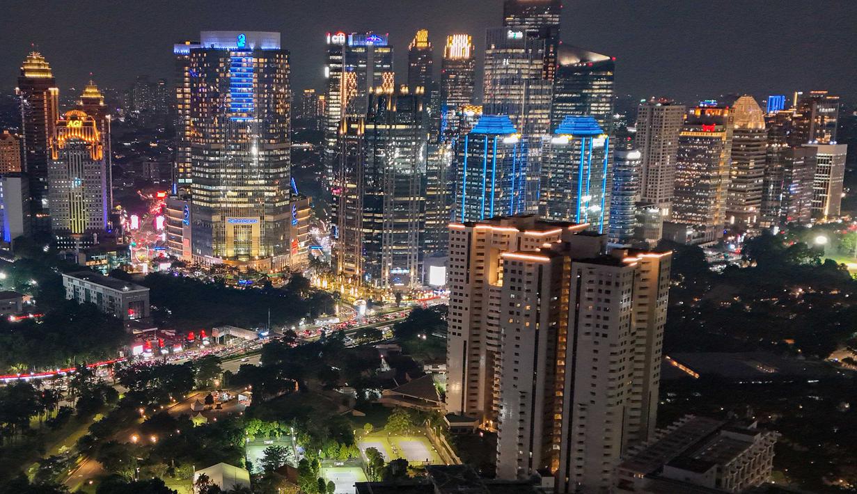 Sebagai informasi, rencana pemasangan serta pemantauan terintegrasi lewat CCTV ini juga akan menjangkau hingga seluruh wilayah kelurahan serta kawasan permukiman yang ada di Jakarta. Tampak foto udara memperlihatkan suasana malam gedung-gedung bertingkat di kawasan Sudirman, Jakarta, Selasa (7/4/2026). (merdeka.com/Arie Basuki)