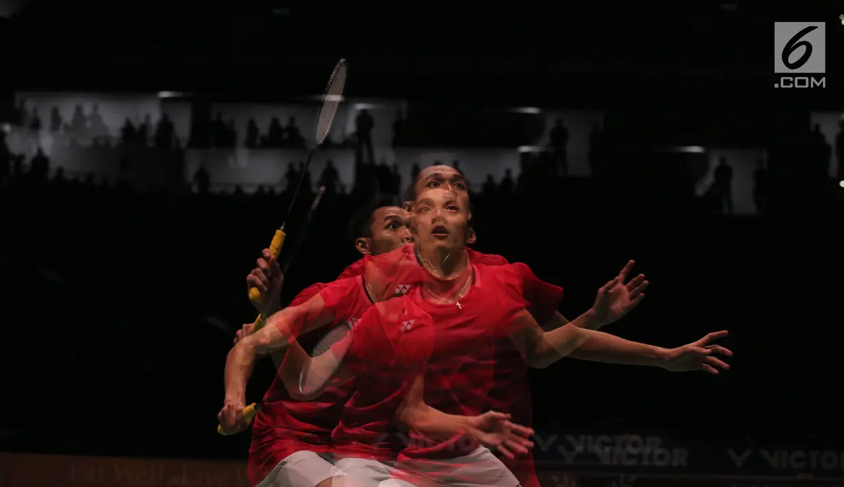Jonatan Christie saat membalikan kok Khosit Phetpradab dari Thailand pada final tunggal putra SEA Games 2017 di Axiata Arena, Malaysia, pada Selasa (29/8). Jonathan berhasil menang dengan skor 21-19, 21-10. (Liputan6.com/Faizal Fanani)