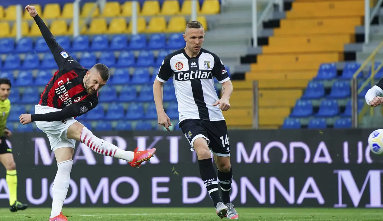 Striker AC Milan, Ante Rebic (kiri) melepaskan tendangan yang berbuah gol pertama timnya ke gawang Parma dalam laga lanjutan Liga Italia 2020/2021 pekan ke-30 di Ennio-Tardini Stadium, Parma, Sabtu (10/4/2021). AC Milan menang 3-1 atas Parma. (LaPresse via AP/Spada)